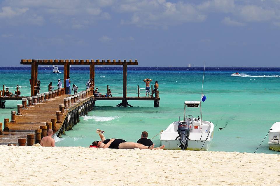 Beach w piers and boats