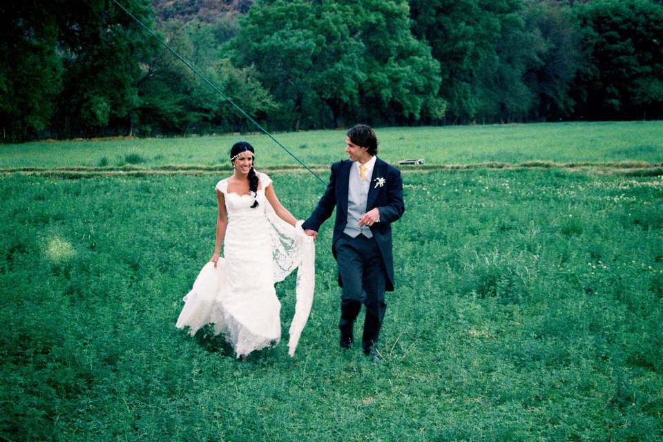 Novios caminando a su banquete