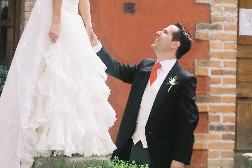 Novios caminando a su banquete