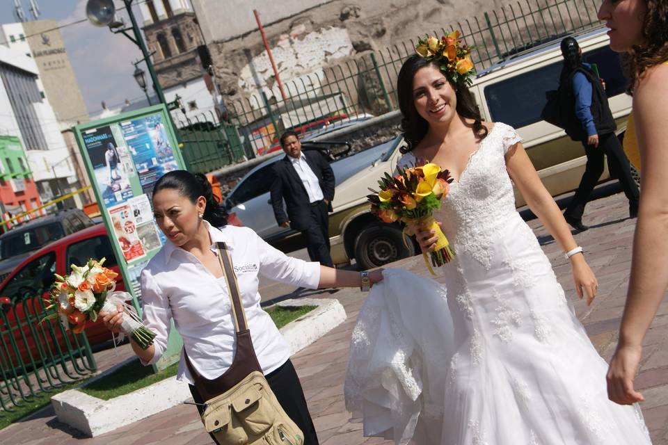 Bride's assistant