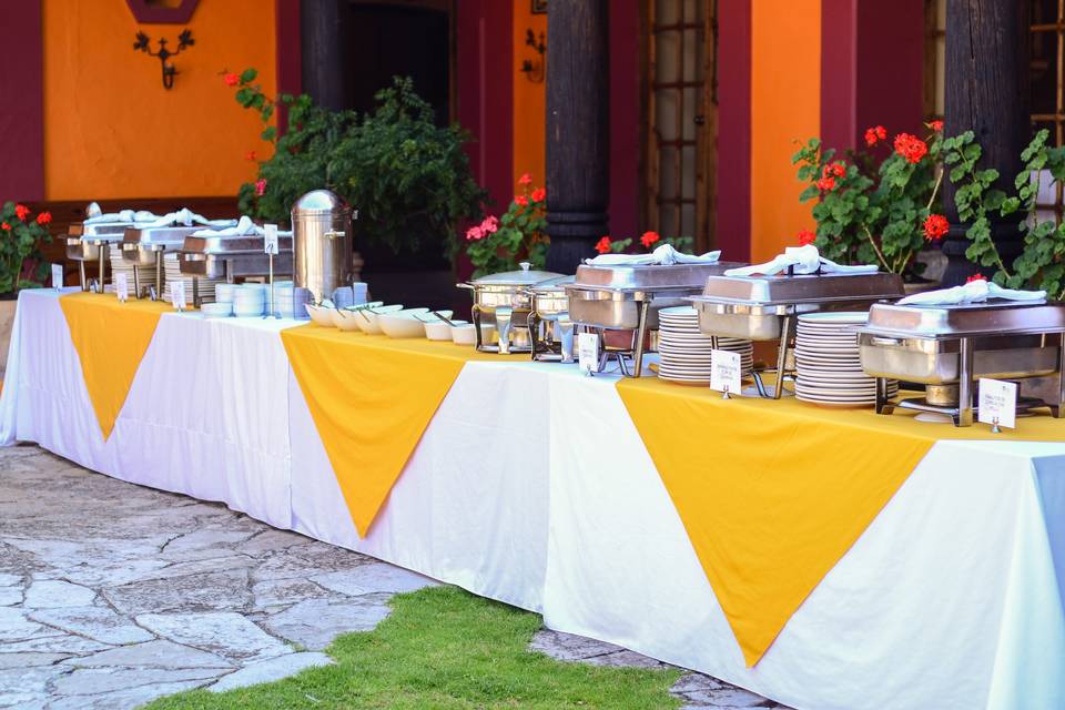 Servicio de buffet en el patio