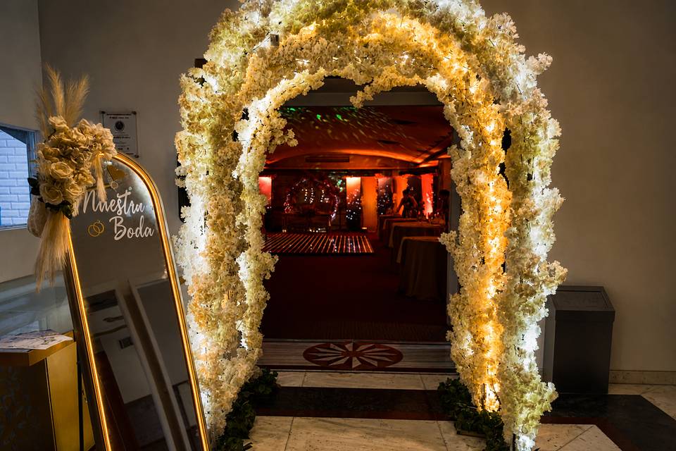 Espejo y arco de flores