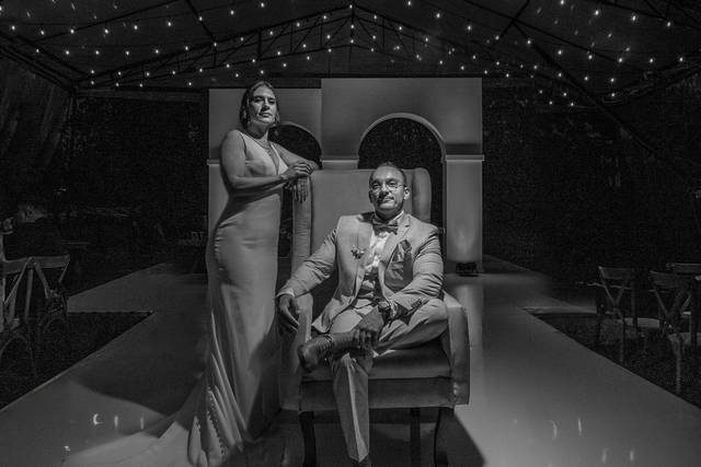 Novios posando
