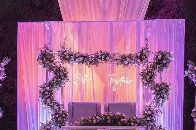 Mesa de novios decorada con rosas blancas
