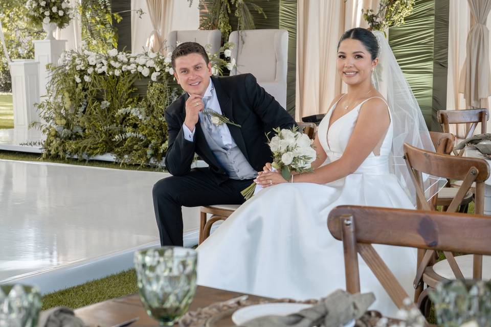Novios sentados en el salón