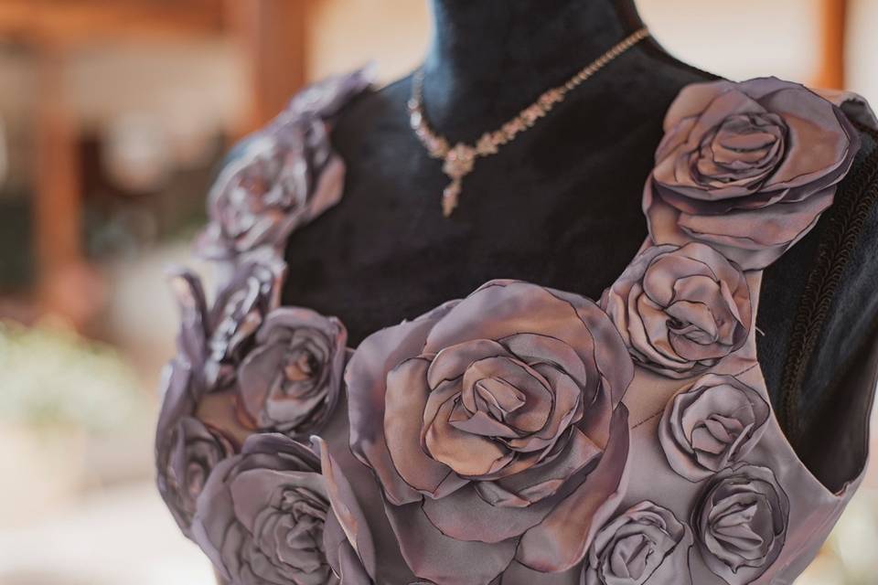Vestido con flores en el pecho