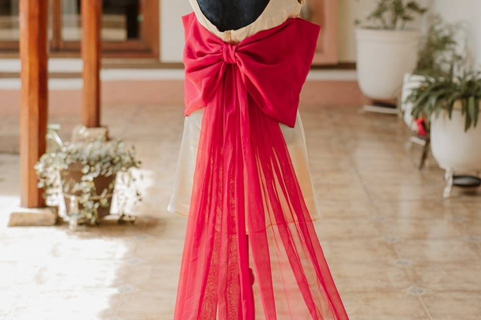 Vestido blanco con moño rojo