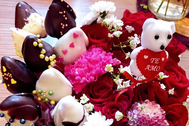 Arreglo de fresas y rosas