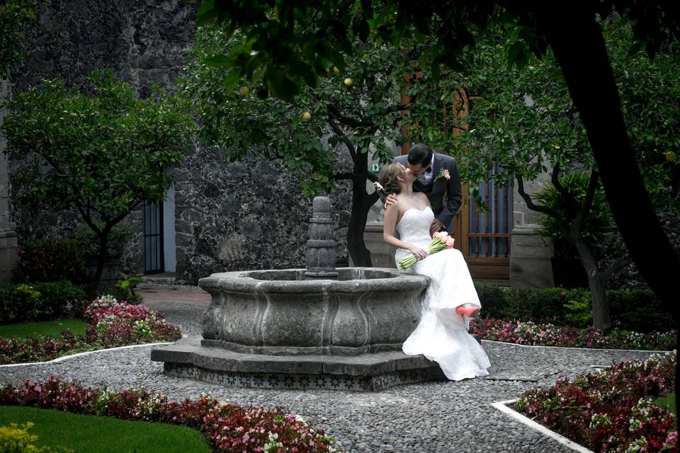 Novia sentada en la fuente