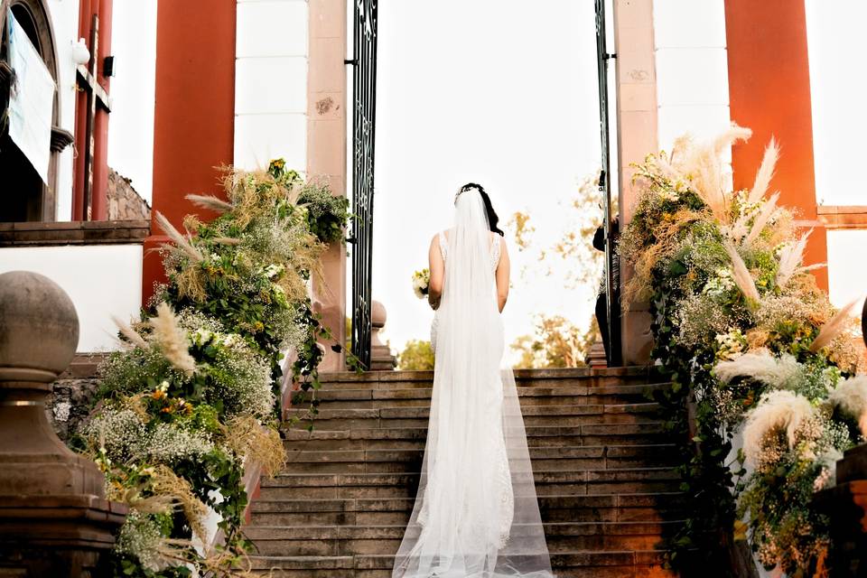 La novia llegando a la iglesia