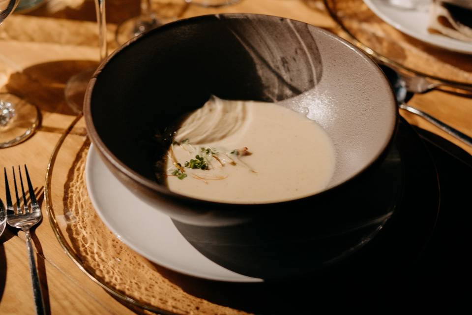Crema servida en mesa