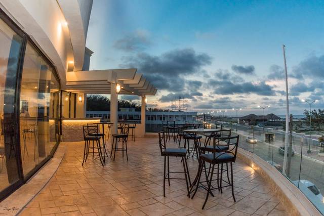 Terraza con sillas altas