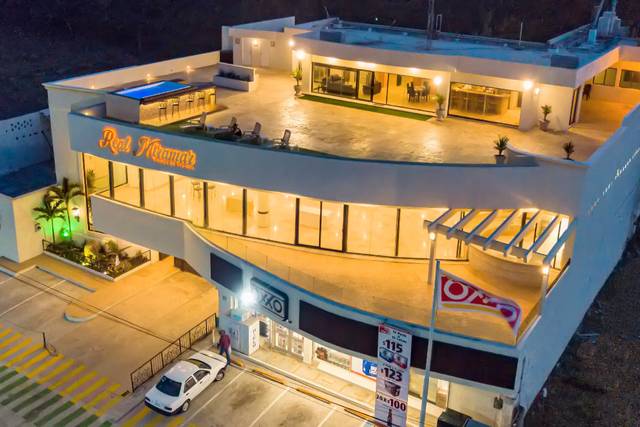 Vista aérea del salón con ventanales