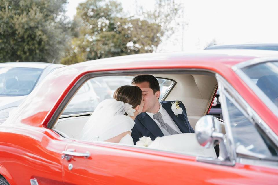 Pareja besándose dentro del auto