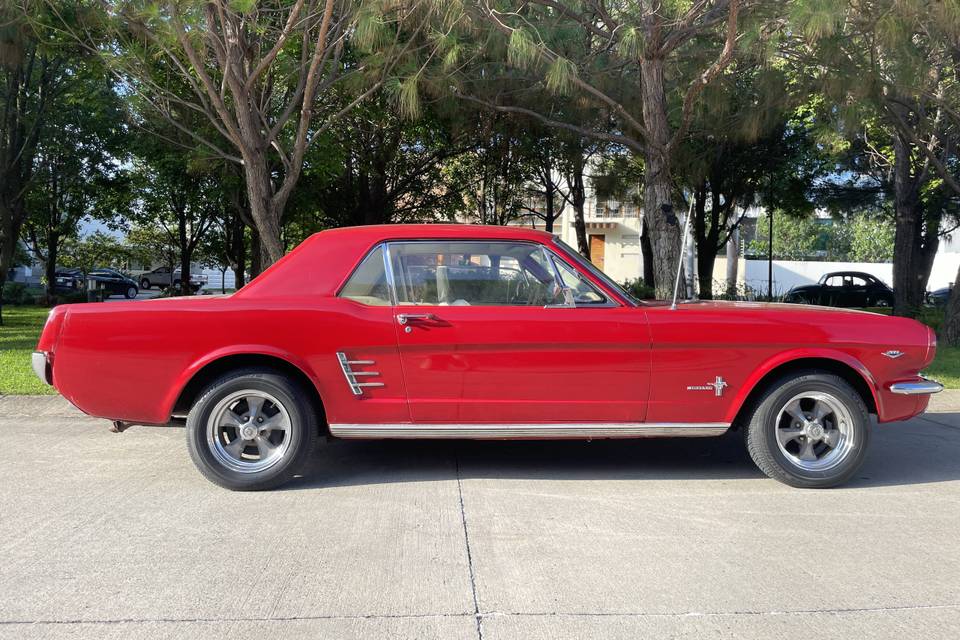 Carro clásico rojo