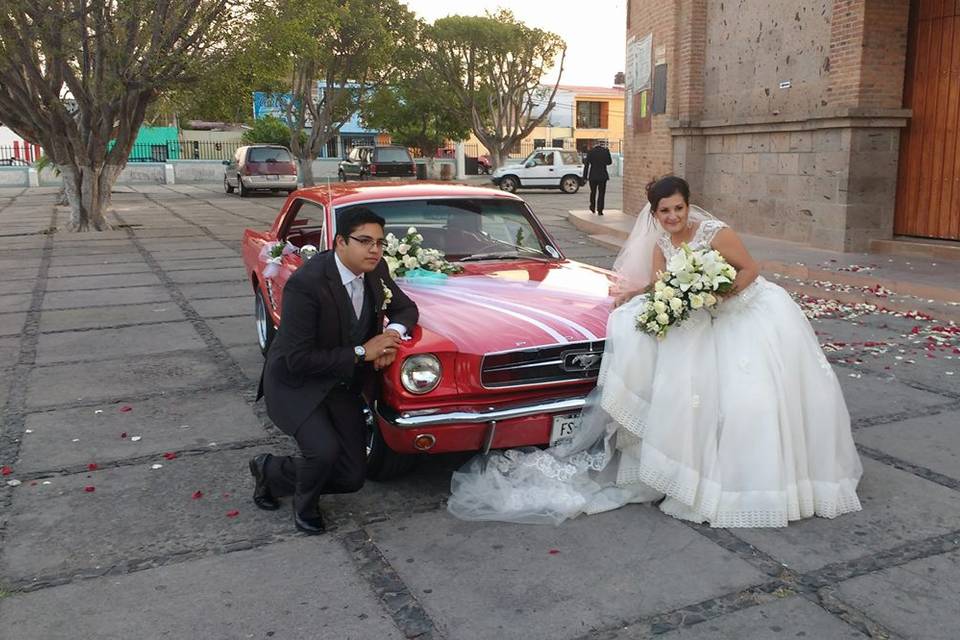 Novios posando