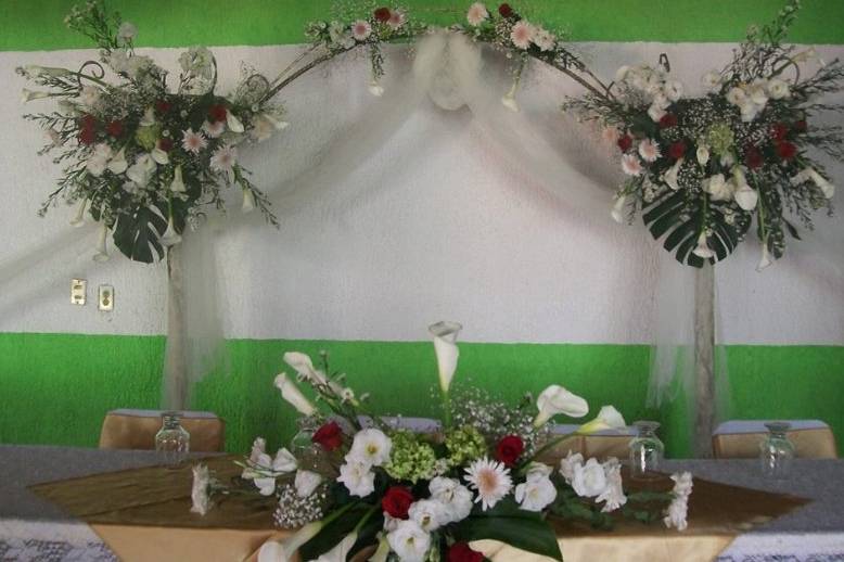 Arco para la mesa de novios