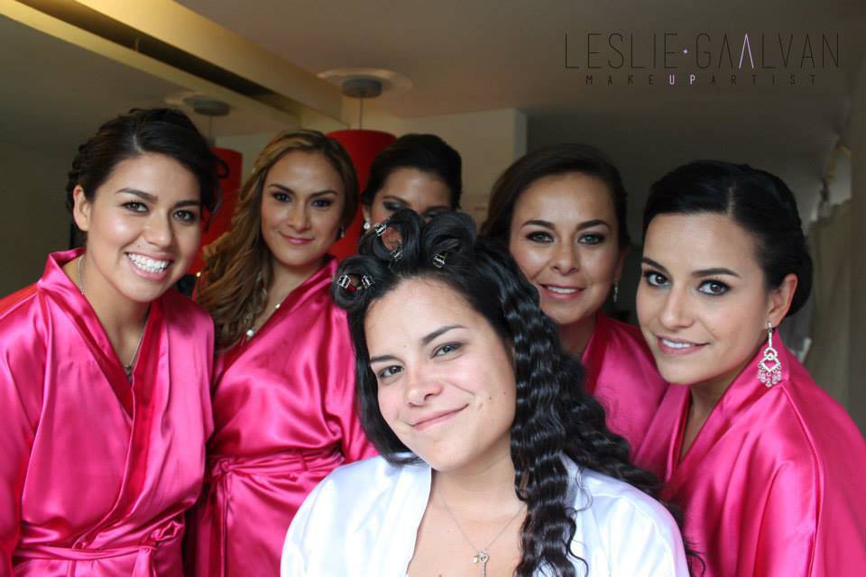 Damas listas y novia en inicio