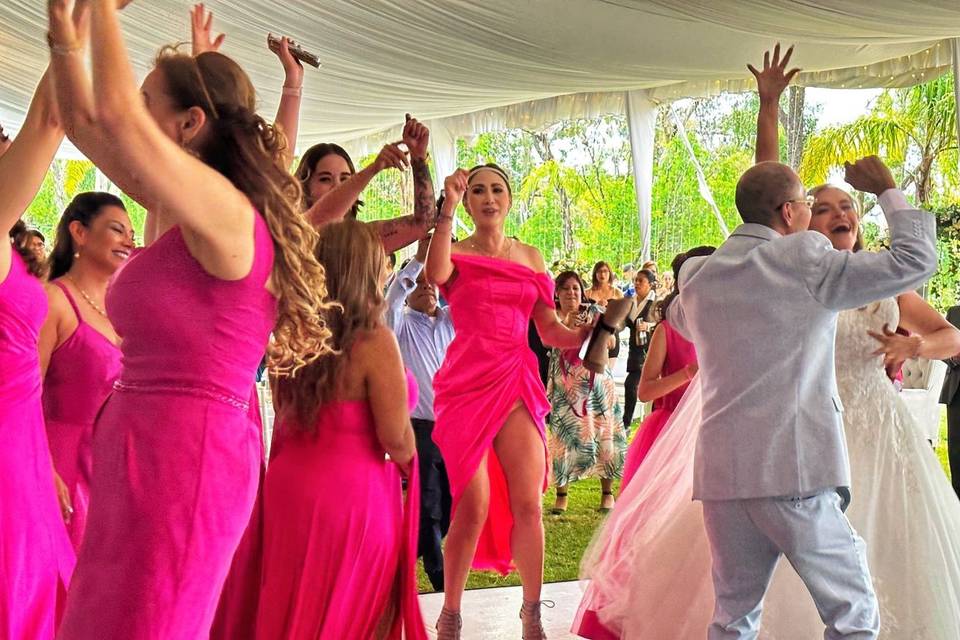 Gente bailando en medio de la pista