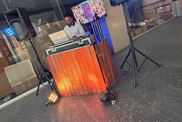 DJ tocando