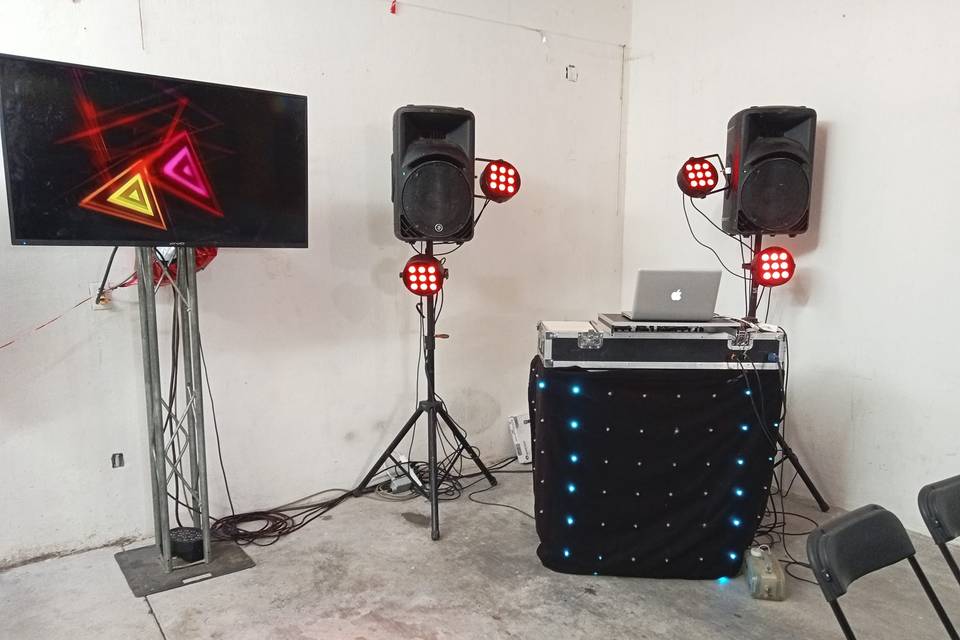 Cabina de DJ y bocinas