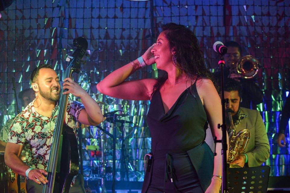 Trío cantando y tocando