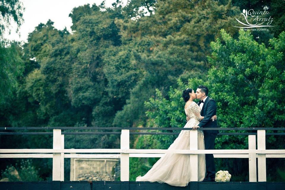 Novios en el puente