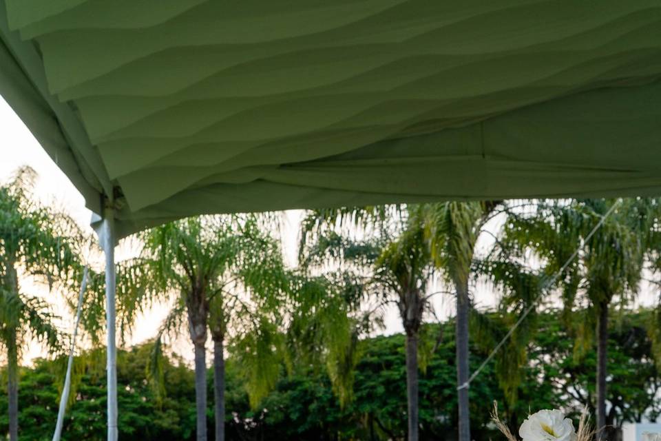 Mesa tonos dorados