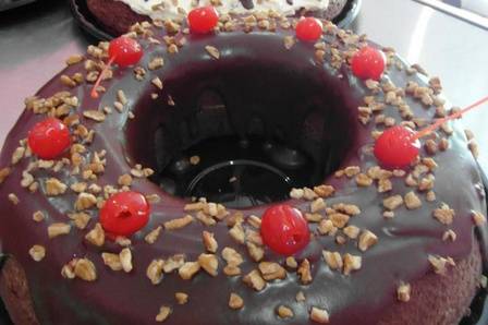 Rico pastel cubierto con chocolate