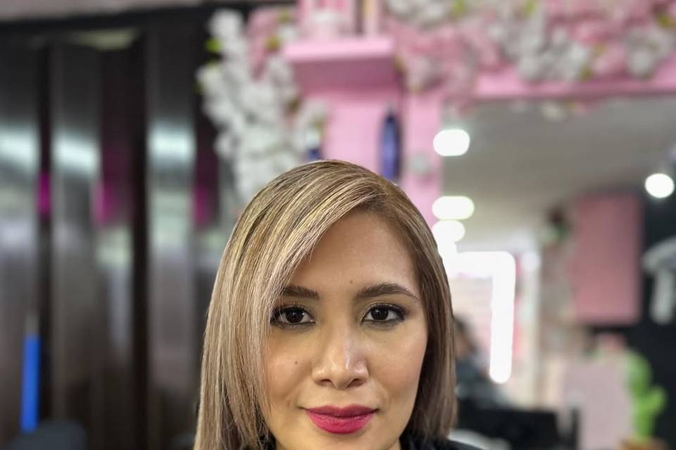Mujer con maquillaje elegante y peinado lacio