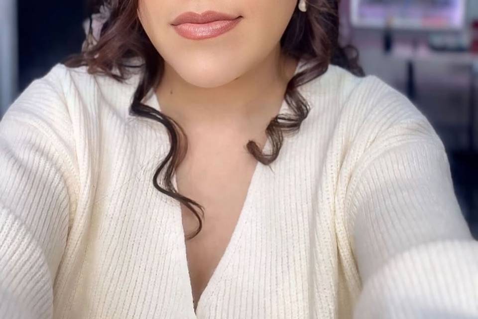 Novia con maquillaje acentuando los ojos