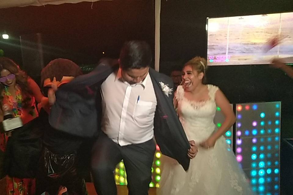 Novios disfrutando la fiesta