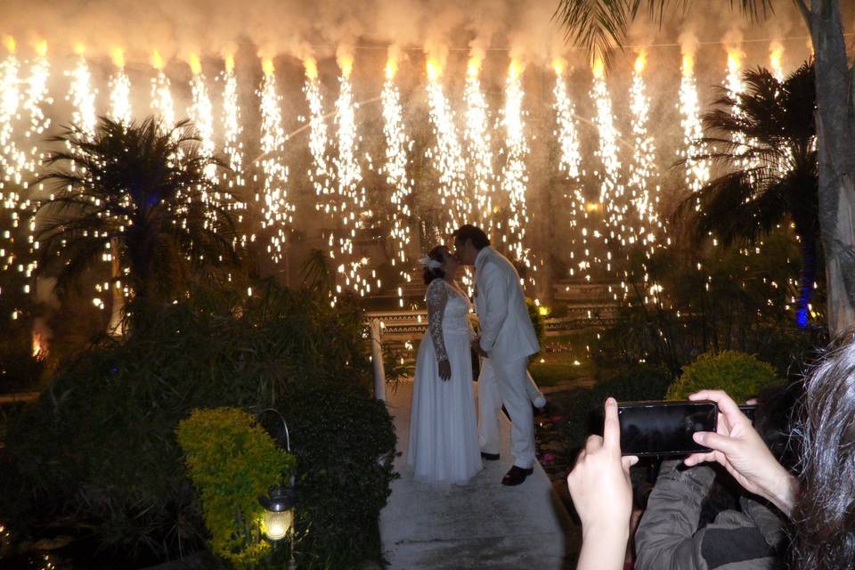 Novios disfrutando la fiesta