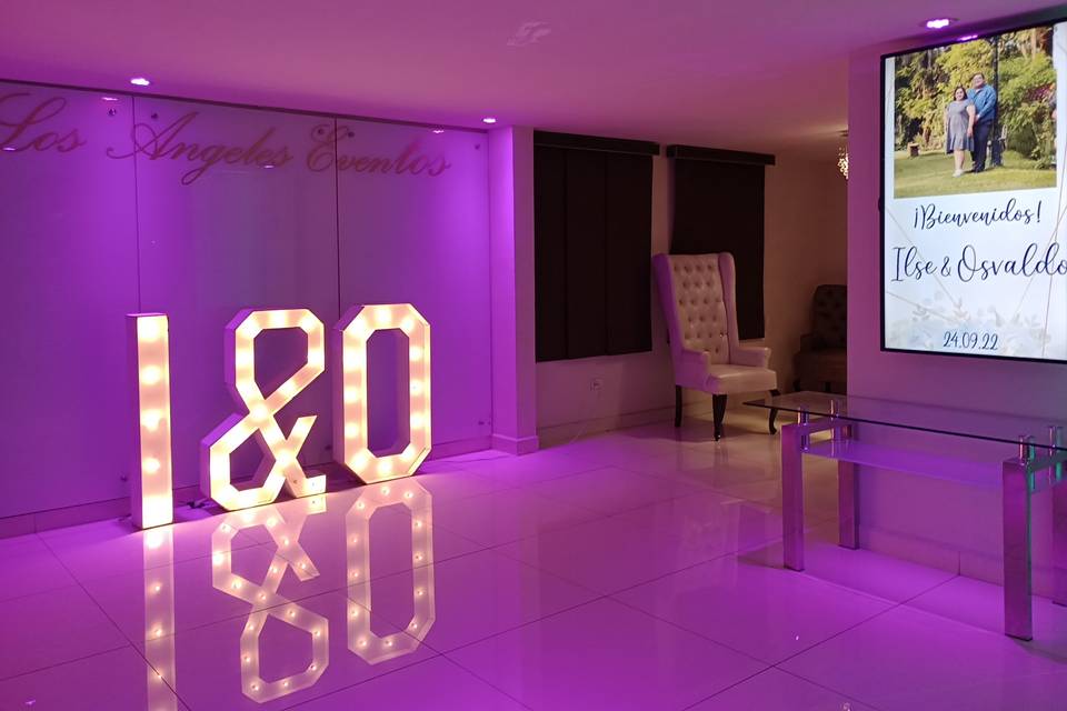 Lobby con letras iluminadas