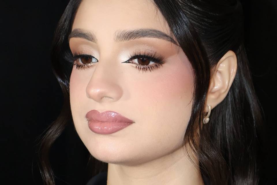 Maquillaje y peinado
