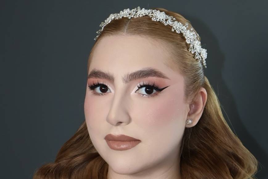 Maquillaje y peinado