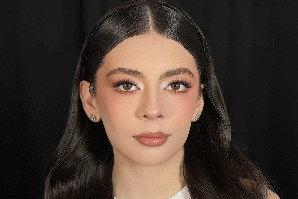 Maquillaje y peinado