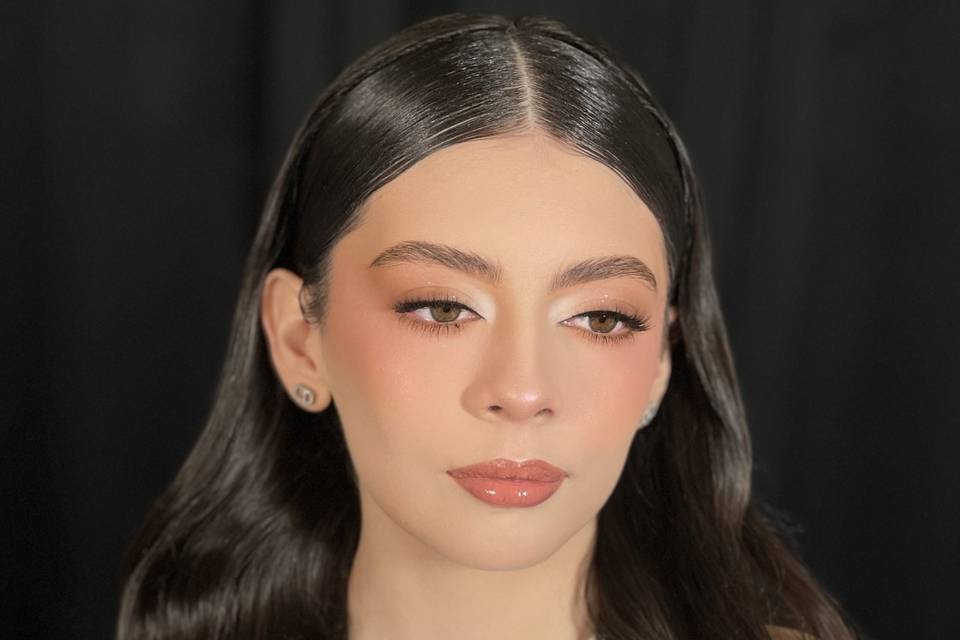 Maquillaje y peinado