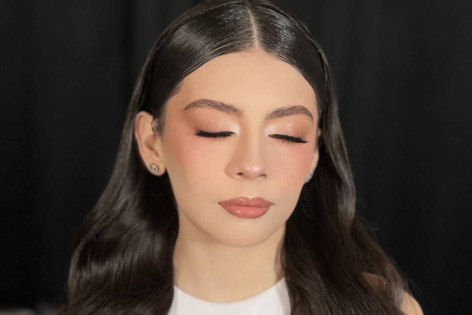 Maquillaje y peinado