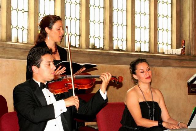 Piano, violín y voz