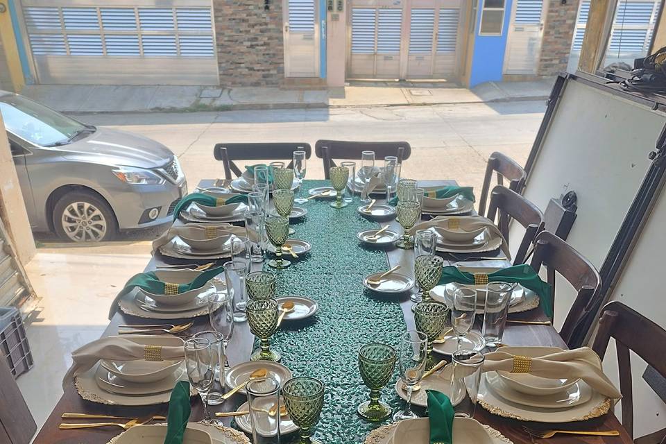 Mesa con mantel azul
