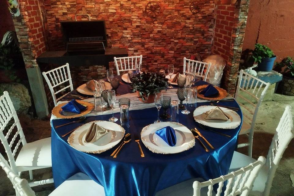 Mesa con mantel azul