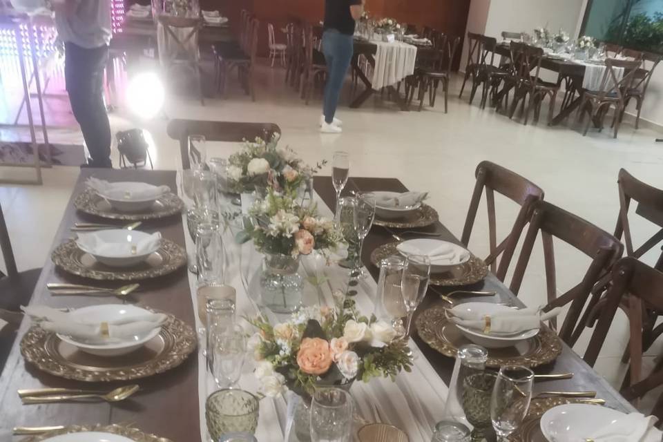 Mesa con platos dorados