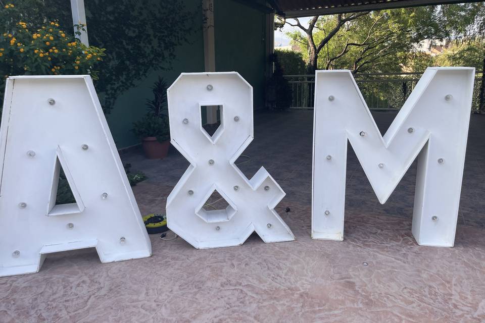 Letras gigantes con luz