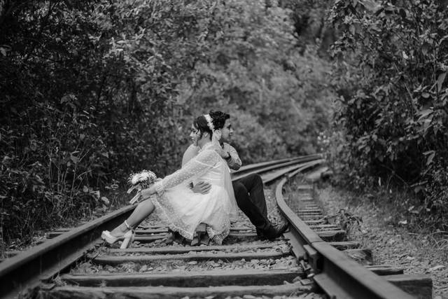 Pareja sentada en las vías del tren