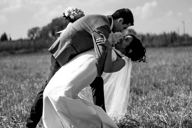 Pareja besándose en medio del campo