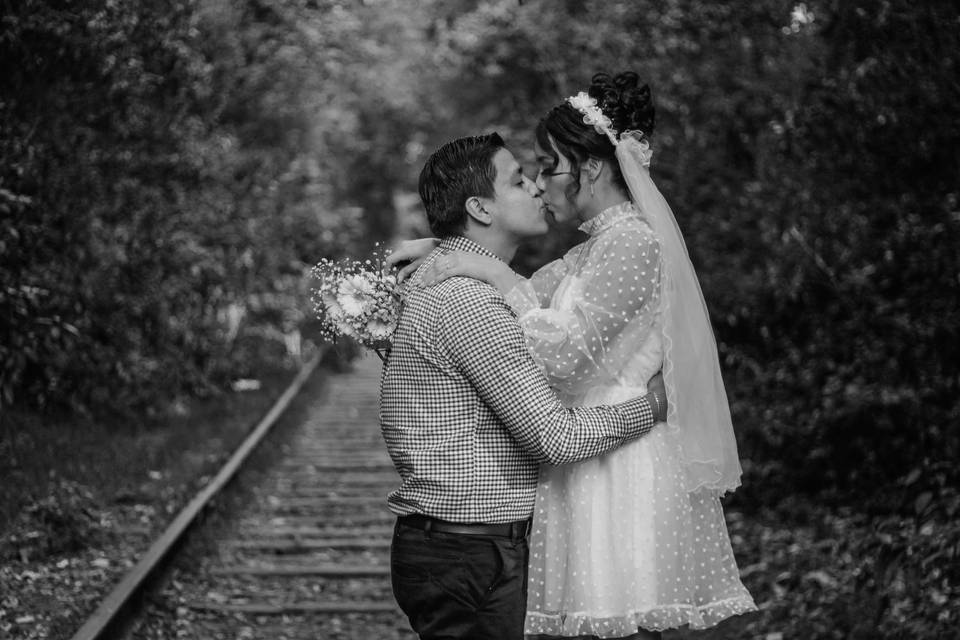 Novios besándose en las vías del tren
