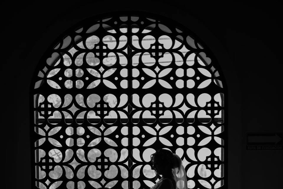 Novio arrodillado frente a la novia