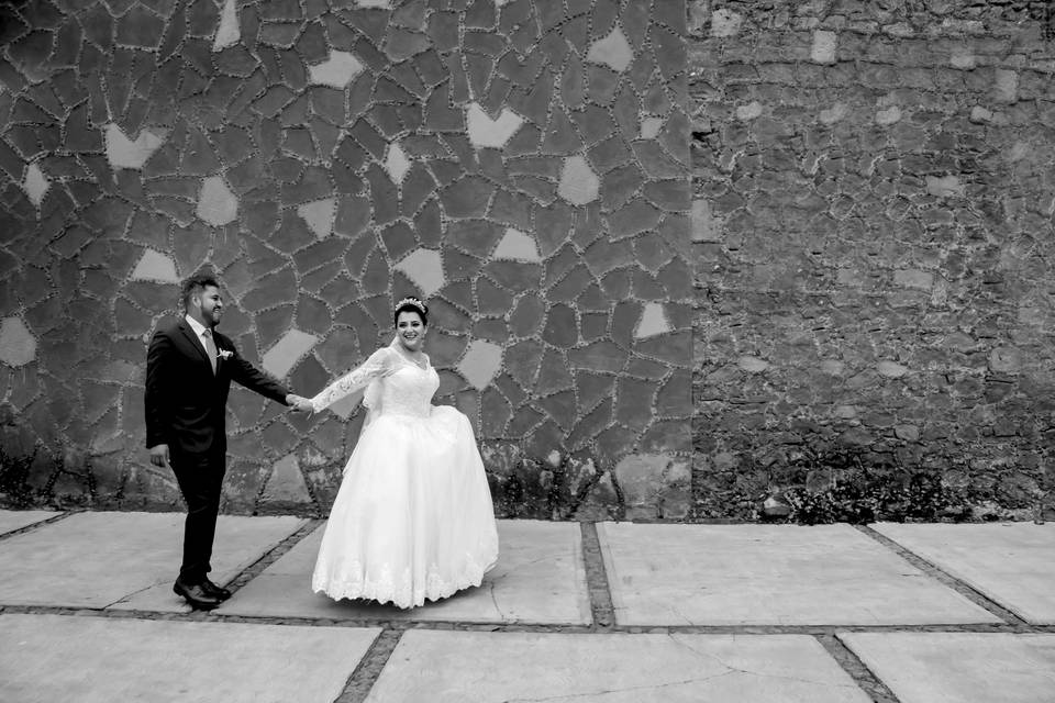 Novios agarrados de la mano en la calle