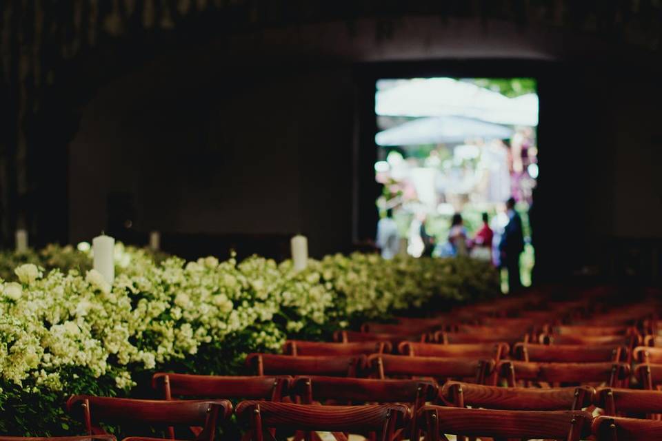 Adorno de flores blancas para la ceremonia